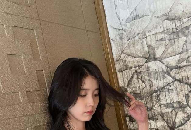 아이유, 시크한 분위기에서도 빛나는 미모…빠져드는 매력 [N샷]