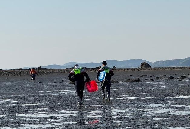 밀물 때 갯벌에 발 빠져 고립된 부녀 구조…"물때 꼭 확인해야"