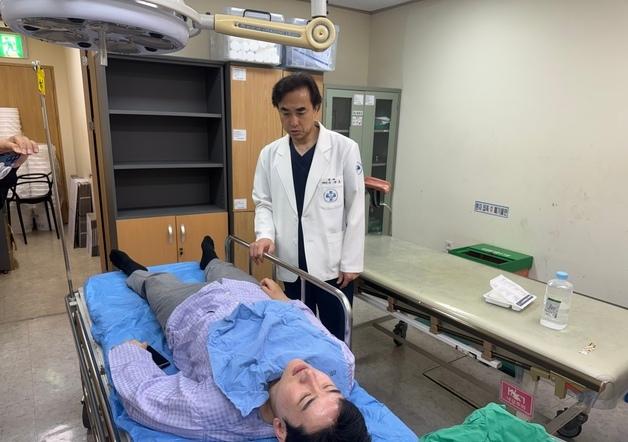 "어린놈이 무슨 시장 출마" 출근길 인사 중 '커피 공격'…부산 정이한 병원 이송