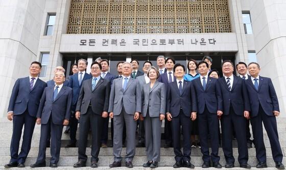 국회 정현관 앞 기념촬영 하는 우원식 국회의장과 문재인 전 대통령