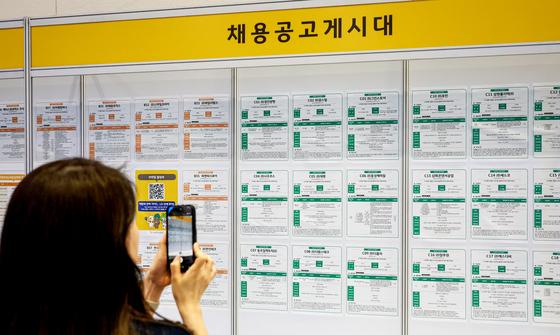 2024년 신규 취업자 16.4만명↓, 3년째 감소…"채용시장 경직 영향" 
