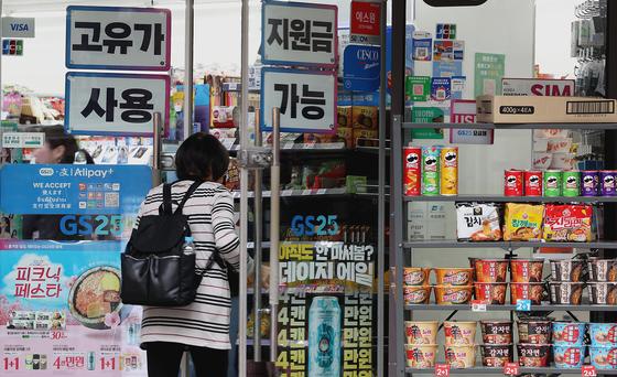 "380원이지만 체감은 훨씬 커"…최저시급 또 인상에 편의점 업계 한숨