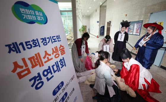 "심폐소생술, 안 하는 것보다 급성심정지 생존율 2.7배 높인다"