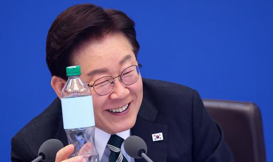 100% 재활용 플라스틱 용기 살펴보는 이재명 대통령