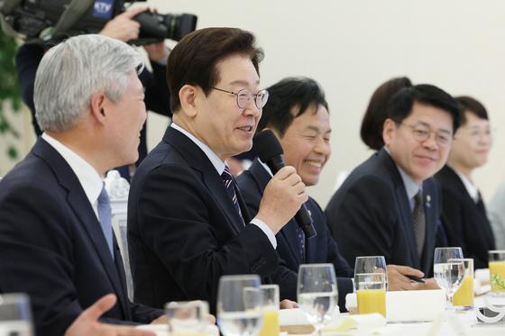 [뉴스1 PICK]비교섭단체·무소속 의원 만난 李대통령…"외교·안보 문제, 공적 입장 필요"
