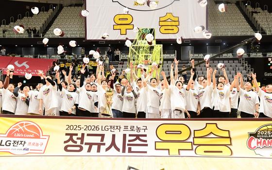 프로농구 정규리그 우승 차지한 LG 