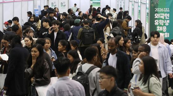 외국인 유학생 구직자로 붐비는 채용박람회장