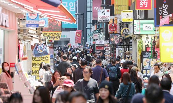 ‘슈퍼 골든위크’ 앞둔 명동 북적
