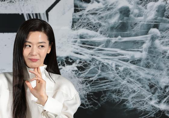 [뉴스1 ★]전지현, 11년 만에 좀비 영화로 복귀…한결같은 미모