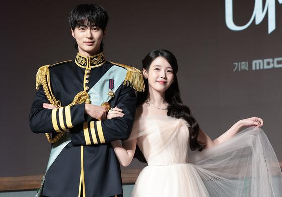 [뉴스1 ★]아이유·변우석, 업계 1위 운명부부…왕실 로맨스 정조준