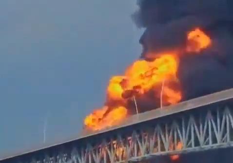  파나마 운하 인근서 유조차 3대 연쇄 폭발…폭발 순간 포착