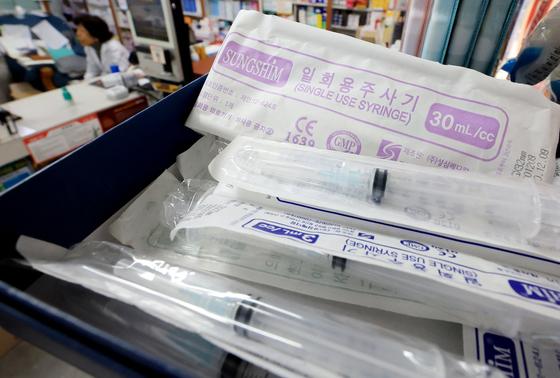 "수액팩 3개월·주사기 1개월 이상, 생산도 충분"…불안 진화 나선 정부