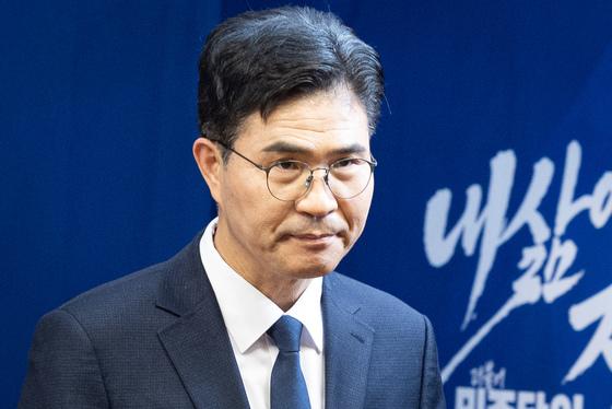 경찰 '식사비 대납 의혹' 이원택 의원 전격 압수수색