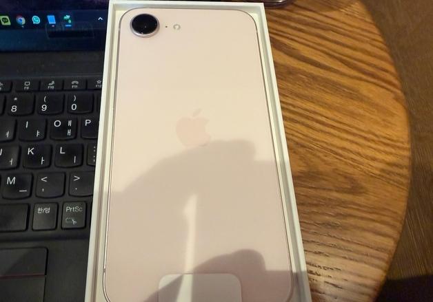 "보급형 쓰려는자, 역체감 버텨라"…AI 문턱 낮춘 아이폰 17e