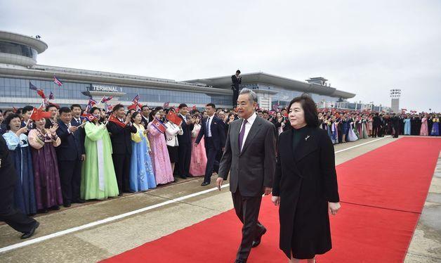 7년 만에 방북한 왕이 외교부장