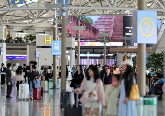 1억 여행 비용 쏘고 럭셔리 숙소 81% 깎고…여름휴가 '할인 전쟁'