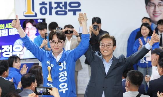 전재수와 손잡고 인사하는 하정우