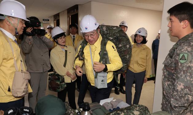 완전군장 체험하는 윤호중  장관