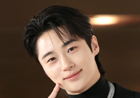 [뉴스1 ★]'뱀 두른' 변우석, 고요한 얼굴에 스며든 치명미