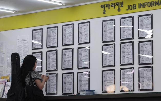'중동쇼크'에 고용시장 흔들…17개월 만에 취업자 감소, 4만명↓(종합)