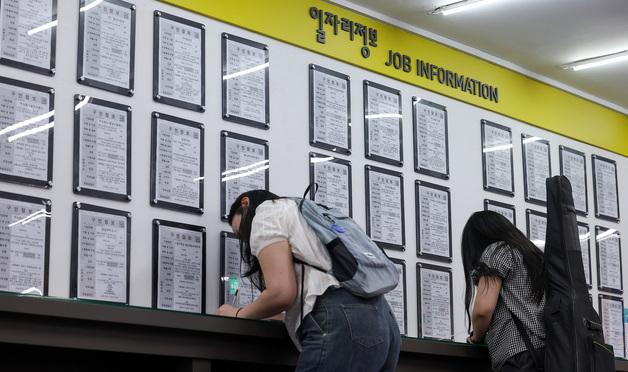 '중동 쇼크'에 취업자 17개월 만에 감소…5월 4만명 줄어