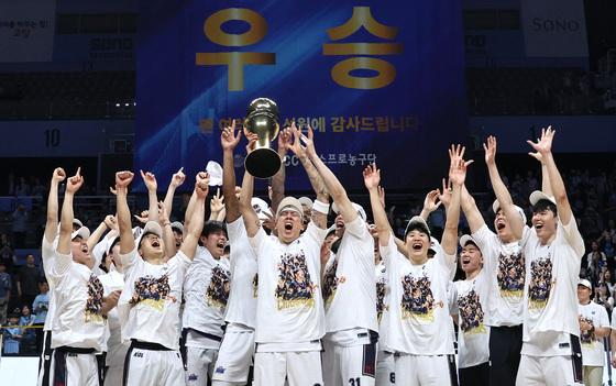 [뉴스1 PICK]부산 KCC, 정규리그 6위 최초 챔프전 우승하며 V7 달성