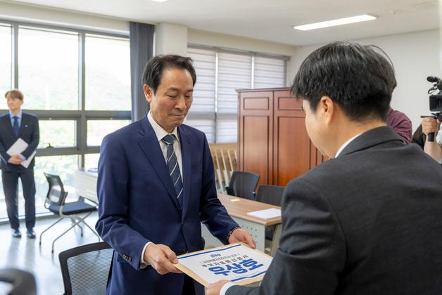 우상호, 강원지사 후보 공식 등록…"강원 미래 위해 최선"