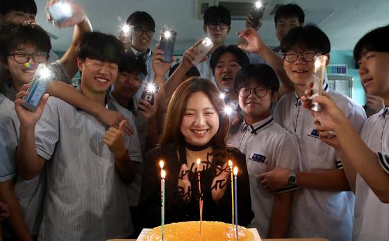 "힘든 1년 버티는 원동력"…마음으로 기념하는 스승의 날