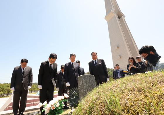 법무·검찰 수뇌부 5·18 참배…정성호 “"재심 사안 신속 조치"(종합)