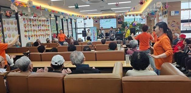 호남문화예술단 봉사단, 두암노인주간보호센터서 문화공연 펼쳐 