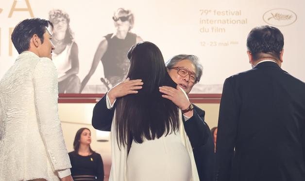 전지현 포옹하는 박찬욱