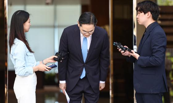 고개숙여 사과하는 이재용 삼성전자 회장