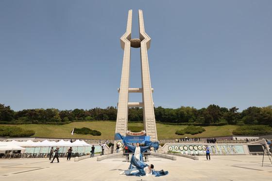 "아버지, 아들아, 내 동생" 46년 흘러도 그리움 가득한 5·18민주묘지(종합)