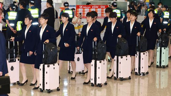인천공항 통해 입국하는 北 내고향여자축구단