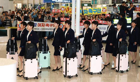 2분 만에 '쌩'…'얼음장 표정' 北 내고향축구단, 한국 도착(종합)