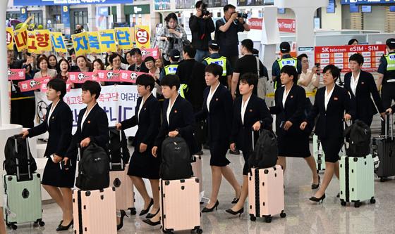 한국 도착한 내고향 여자축구단…20일 수원서 남북대결