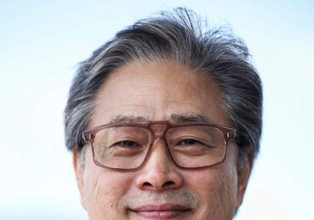 '칸 심사위원장' 박찬욱, 佛 문화예술공로훈장 최고등급 코망되르 받았다(상보)