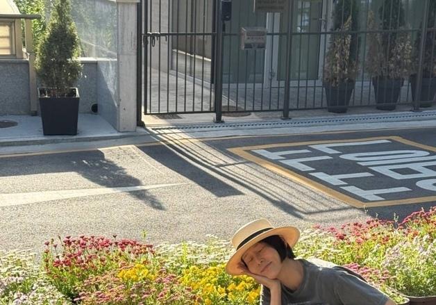 김나영, 햇살 아래 반려견과 산책…지친 몸에도 감성 가득 근황 [N샷]