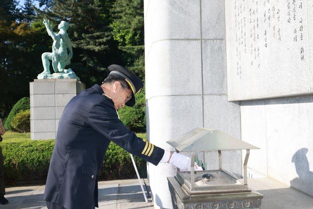 유재성 경찰청장 대행, 5·18 46주년 맞아 순직경찰관 묘역 참배