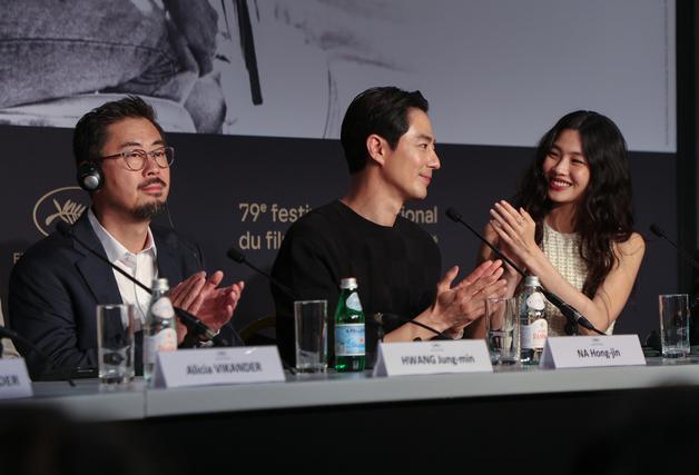 "나머지는 누군지 모르겠지만"…'호프', 기자회견 무례한 질문 눈살 [칸 현장]