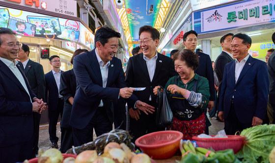 안동구시장서 상품 구입하는 이재명 대통령·강훈식 비서실장