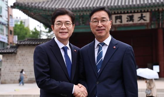 손 잡은 정원오·위성곤 후보