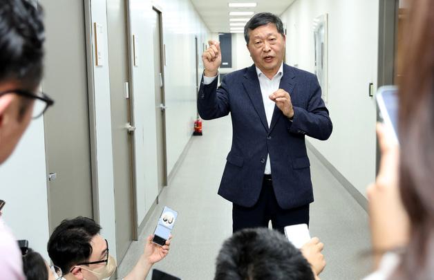 회의진행 설명하는 박수근 중노위원장