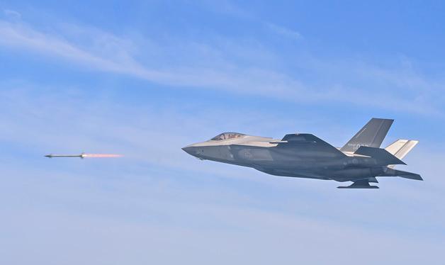 미사일 발사하는 F-35A 전투기