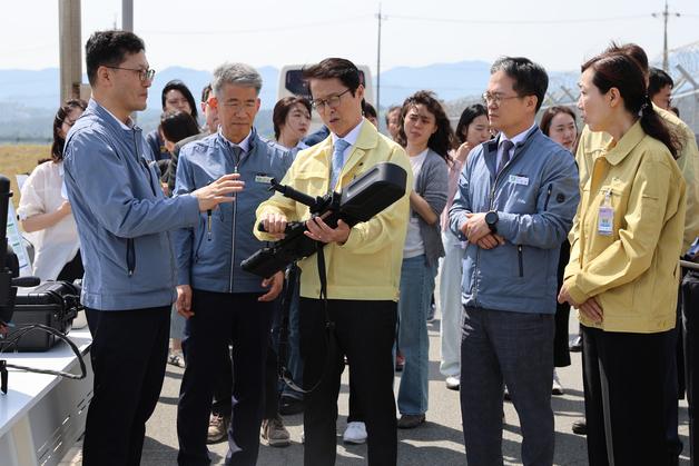 원전 드론 막을 재머, 훈련은 법 허들…10월부터 신고제