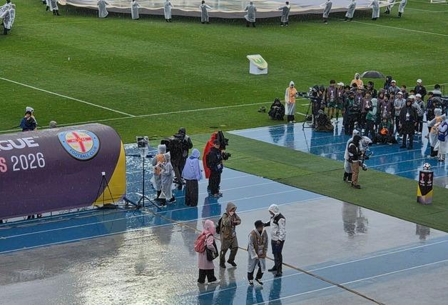 장대비 쏟아져 앞 안 보이는 수원…여자축구 클럽 '남북전 변수'