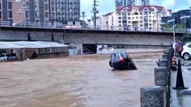  중국 기록적 폭우에 최소 21명 사망…후베이 도심 물바다