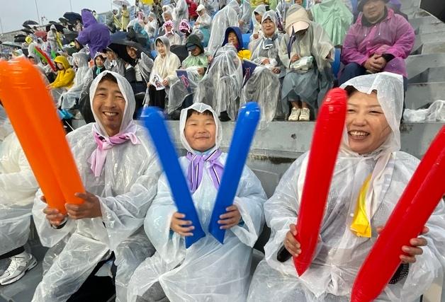 장대비 속에서도 뜨거웠던 남북 축구 응원…"남북관계 더 화창해지길"