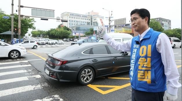 전북도지사 선거전 '돌입'…주요 후보들 전주서 첫 출근길 인사