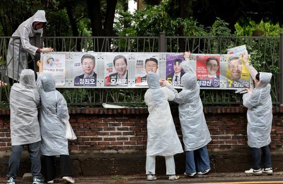 [뉴스1 PICK]막 오른 6·3 지방선거… 전국 곳곳 선거 벽보 첩부